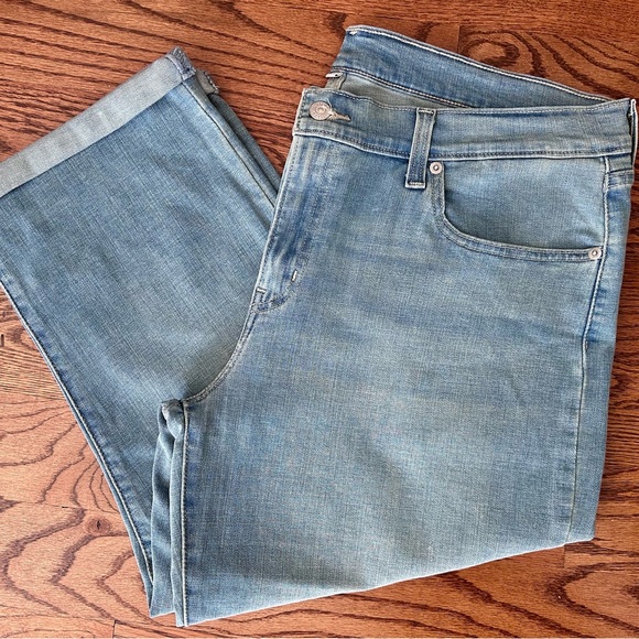 Levi's Pants - Levi's Light WashClassic Cuffed Denim Cropped Jeans Capris Sz 33
